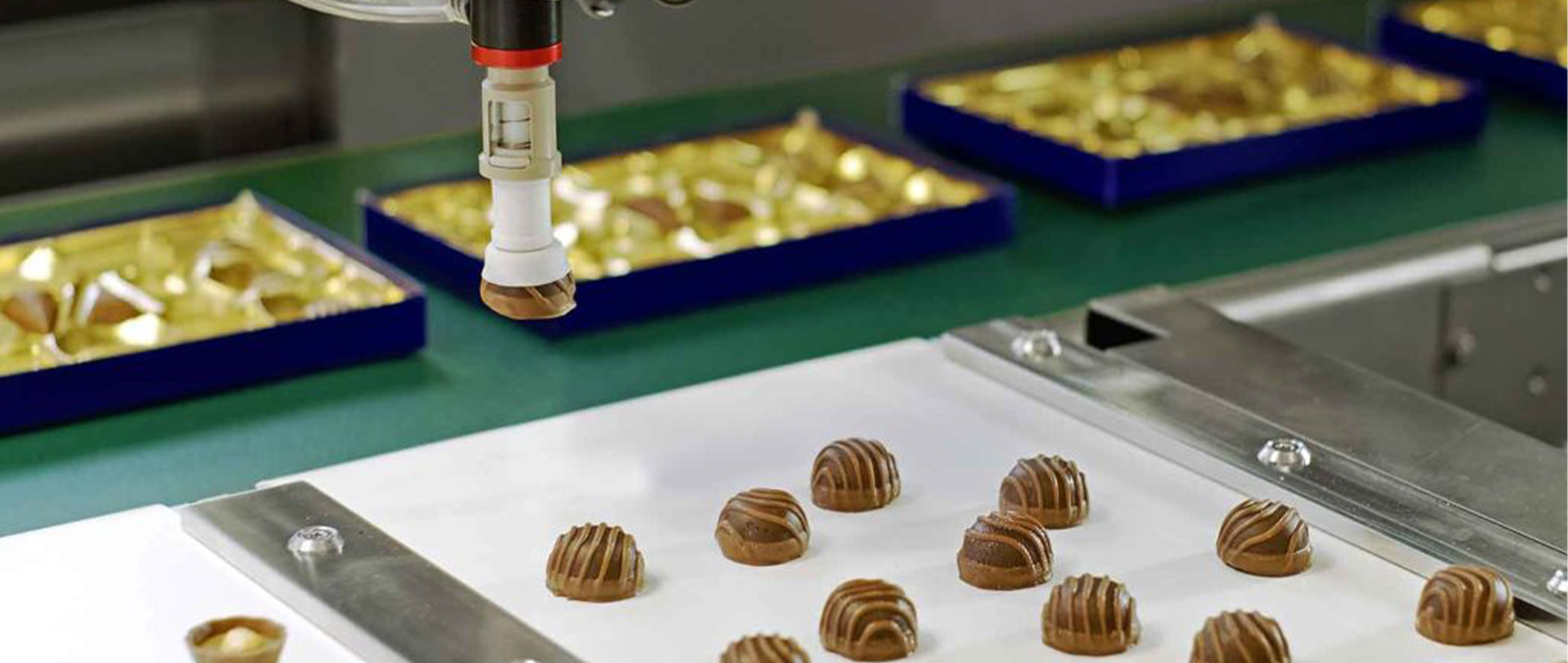Pralines that are picked and placed in a blister by a Delta robot from Demaurex.